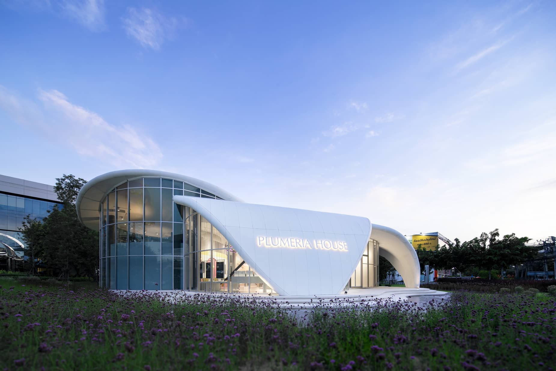 White solid-surface wall cladding with soft curves